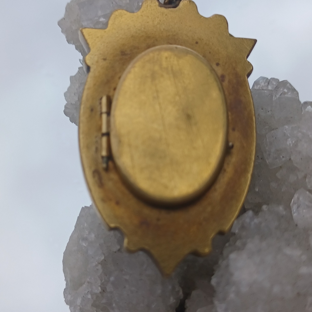 Antique showstopper!!! This amazing antique locket is so beautiful! - Picture 2 of 5